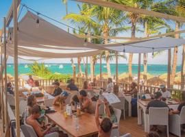 SUNNY SUITES with ROOFTOP POOL and SPA - PLAYA LOS CORALES，位于蓬塔卡纳的分契式公寓