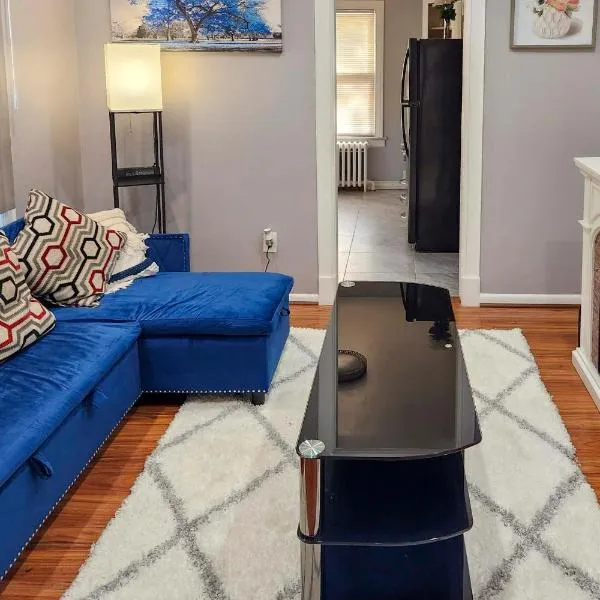 11 Mi to Manhattan Pet-Friendly Duplex with Yard!，位于提内克的酒店