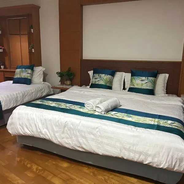Riverbank Suites - River View Level 11, Sleeps 7，位于Kampung Boyan的酒店