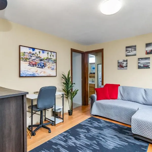 Apartment #2 with large kitchen across the street from the beach，位于布莱恩的酒店